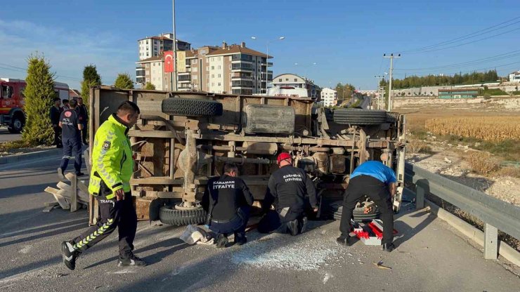 Karaman’da inşaat kalıbı yüklü kamyonet devrildi: 2 yaralı