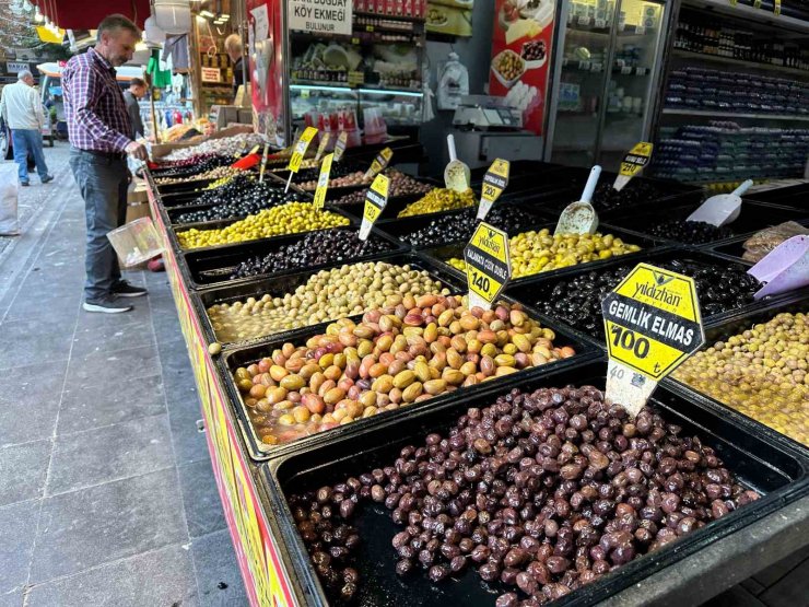 Rengârenk zeytinler tezgâhları süslüyor