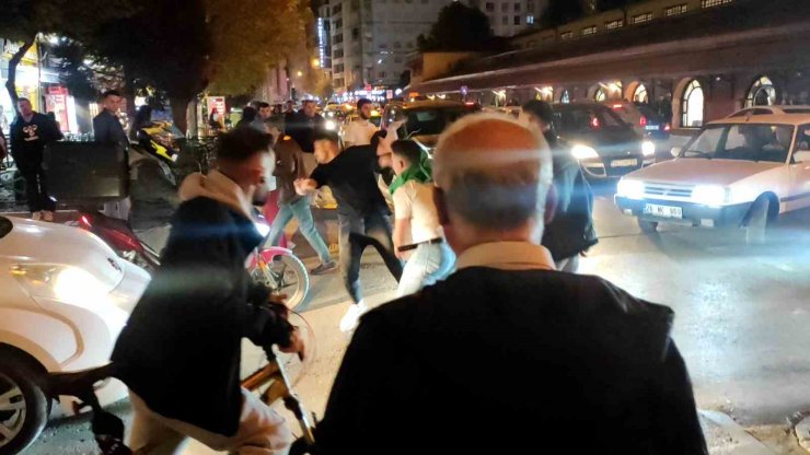 Yol verme tartışması tekmeli yumruklu kavgaya dönüştü