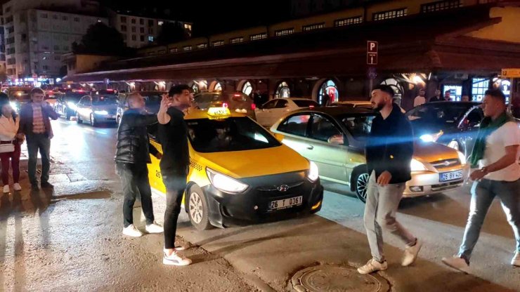Yol verme tartışması tekmeli yumruklu kavgaya dönüştü