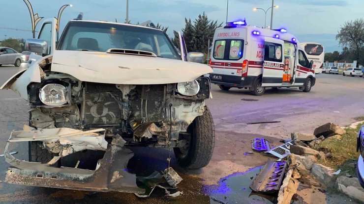 Hafif ticari araç ile otomobil çarpıştı: 1’i çocuk 5 yaralı