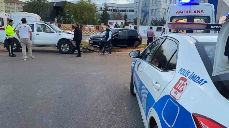 Hafif ticari araç ile otomobil çarpıştı: 1’i çocuk 5 yaralı