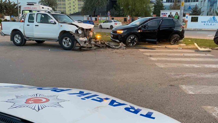 Hafif ticari araç ile otomobil çarpıştı: 1’i çocuk 5 yaralı
