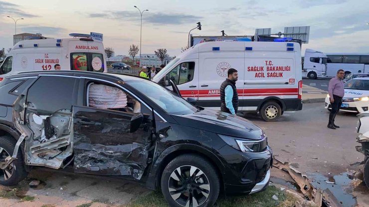 Hafif ticari araç ile otomobil çarpıştı: 1’i çocuk 5 yaralı