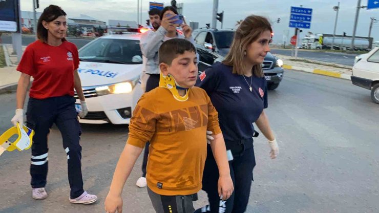 Hafif ticari araç ile otomobil çarpıştı: 1’i çocuk 5 yaralı