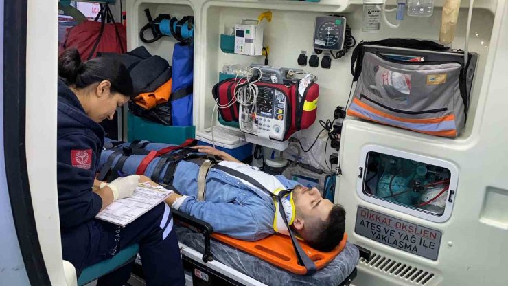 Hafif ticari araç ile otomobil çarpıştı: 1’i çocuk 5 yaralı