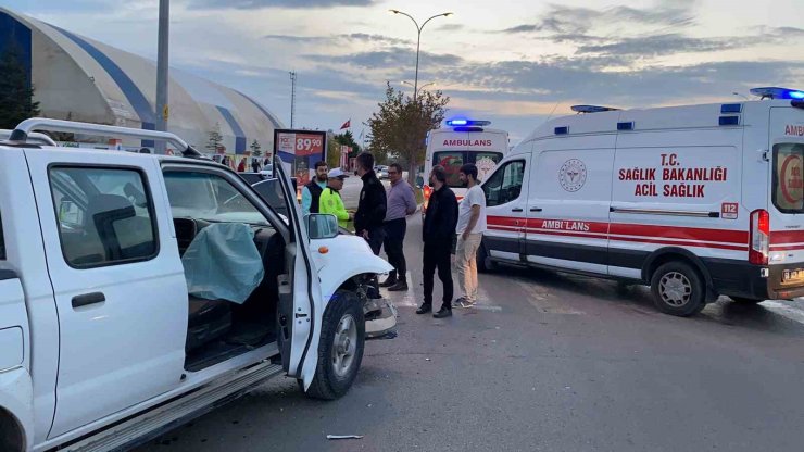 Hafif ticari araç ile otomobil çarpıştı: 1’i çocuk 5 yaralı