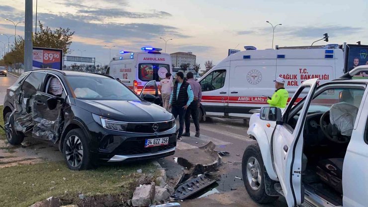 Hafif ticari araç ile otomobil çarpıştı: 1’i çocuk 5 yaralı
