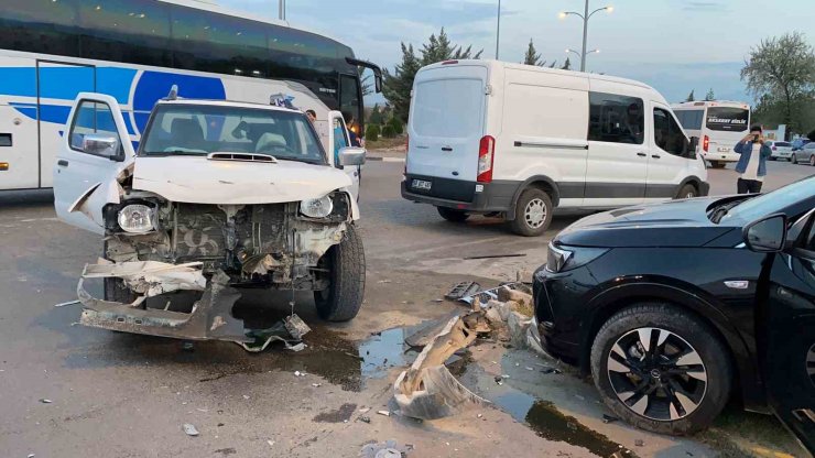 Hafif ticari araç ile otomobil çarpıştı: 1’i çocuk 5 yaralı