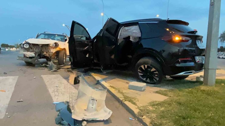 Hafif ticari araç ile otomobil çarpıştı: 1’i çocuk 5 yaralı