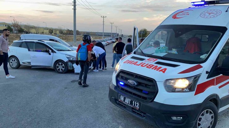 Otomobil ile motosiklet çarpıştı: 1 ağır yaralı
