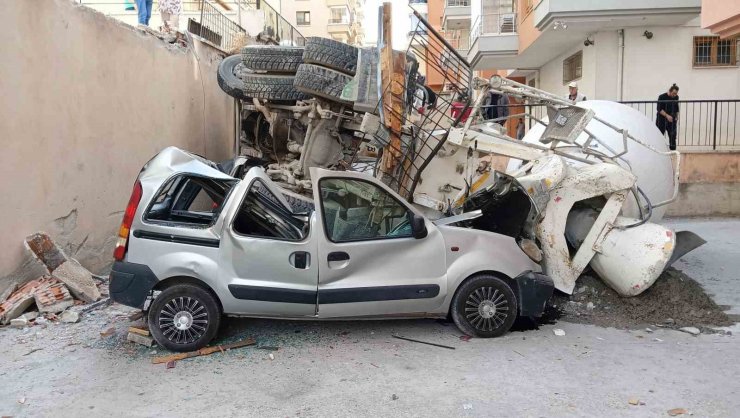 Kontrolden çıkan beton mikseri üzerine devrildiği 3 aracı kullanılamaz hale getirdi
