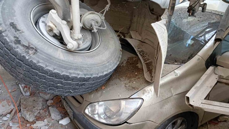 Kontrolden çıkan beton mikseri üzerine devrildiği 3 aracı kullanılamaz hale getirdi