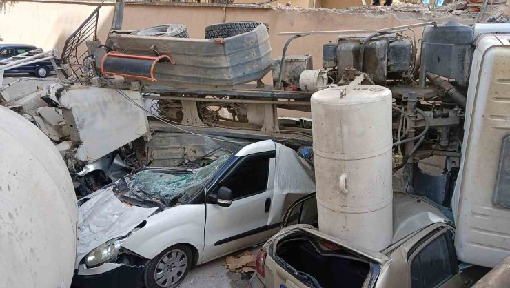 Kontrolden çıkan beton mikseri üzerine devrildiği 3 aracı kullanılamaz hale getirdi
