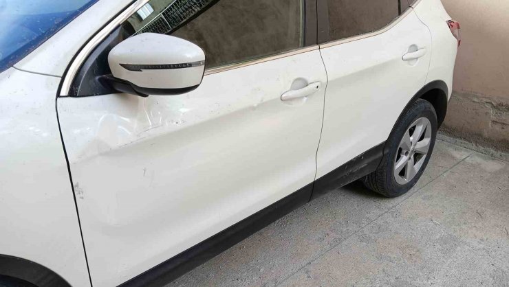 Kontrolden çıkan beton mikseri üzerine devrildiği 3 aracı kullanılamaz hale getirdi