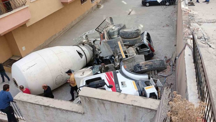 Kontrolden çıkan beton mikseri üzerine devrildiği 3 aracı kullanılamaz hale getirdi