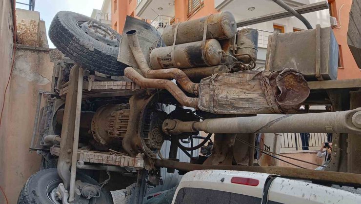 Kontrolden çıkan beton mikseri üzerine devrildiği 3 aracı kullanılamaz hale getirdi