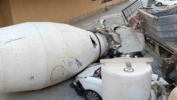 Kontrolden çıkan beton mikseri üzerine devrildiği 3 aracı kullanılamaz hale getirdi