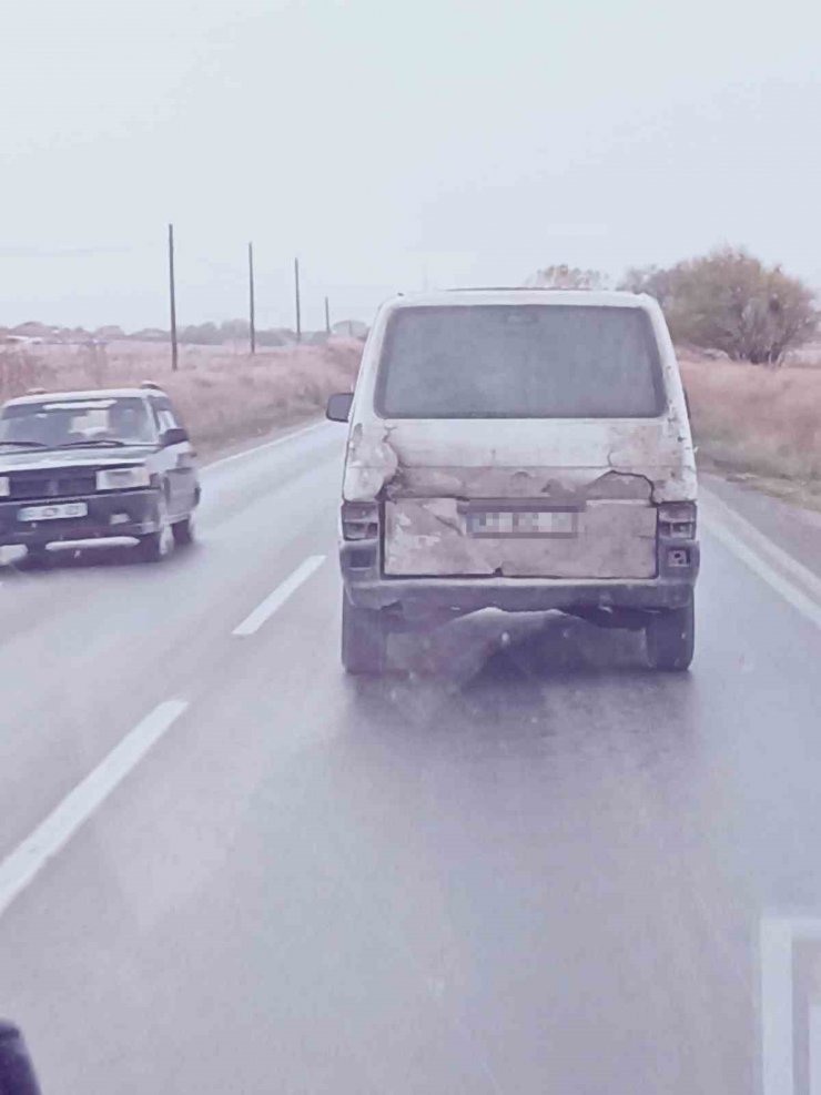 Arka lambaları kırık minibüsün yolculuğu tepki çekti
