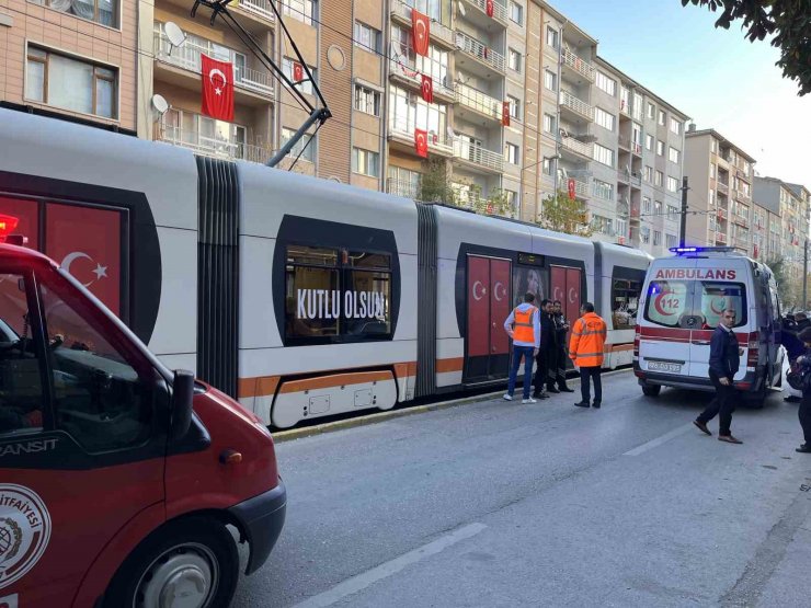 Tramvayın çarptığı 16 yaşındaki genç kız yaralandı