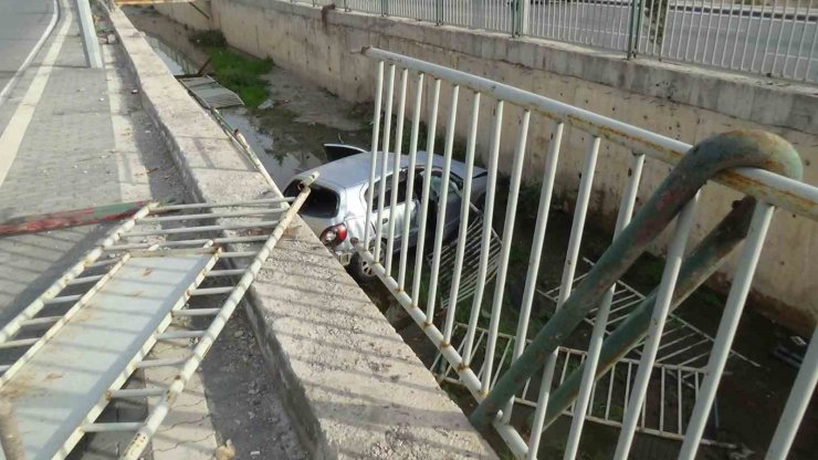 Otomobil kanala uçtu: 1 yaralı