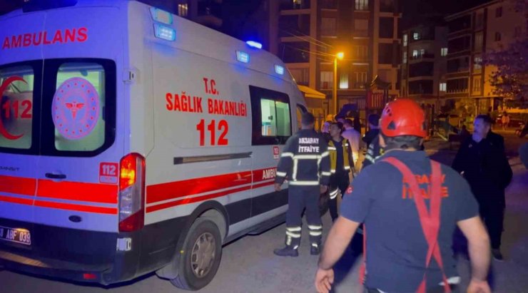 Bahçeye kaçan topunu almak isteyen çocuğu önce elektrik çarptı sonra teller kesti