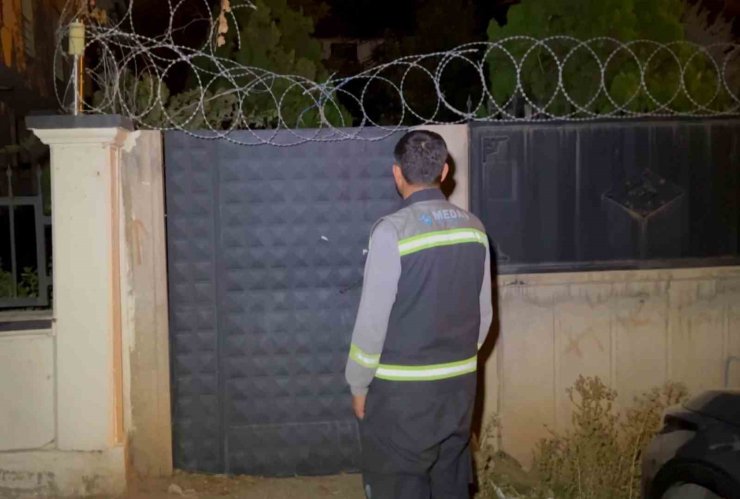 Bahçeye kaçan topunu almak isteyen çocuğu önce elektrik çarptı sonra teller kesti