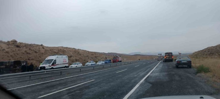 Kayseri’de midibüs devrildi: 15 yaralı