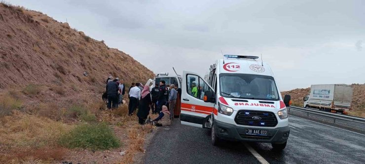 Kayseri’de midibüs devrildi: 15 yaralı