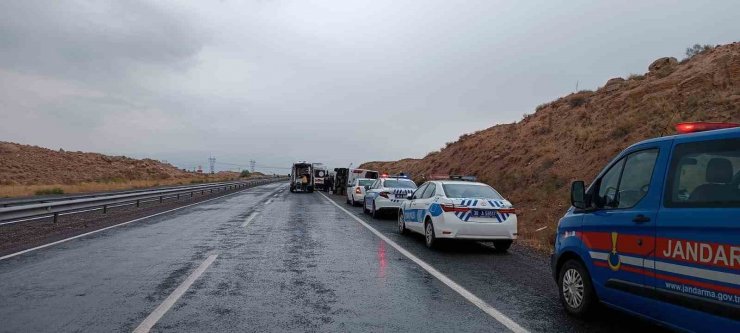 Kayseri’de midibüs devrildi: 15 yaralı