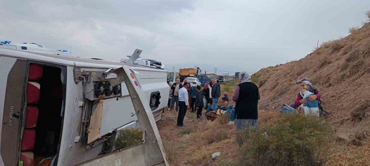 Kayseri’de midibüs devrildi: 15 yaralı