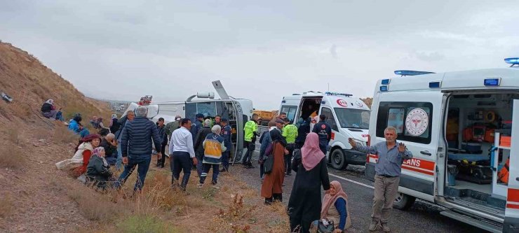 Kayseri’de midibüs devrildi: 15 yaralı