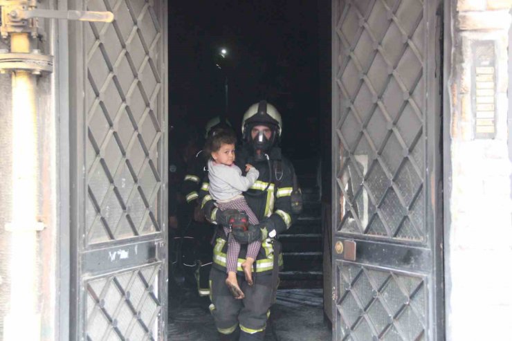 Kayseri’de binada yangın: Ekipler mahsur kalanları kurtardı