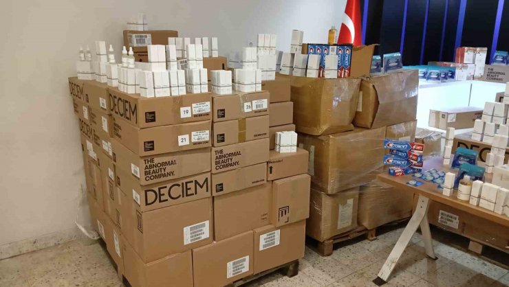 Ankara’da ele geçirilen 4 milyon liralık kaçak kozmetik ürünler emniyette sergilendi