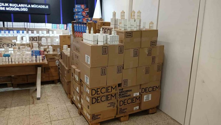 Ankara’da ele geçirilen 4 milyon liralık kaçak kozmetik ürünler emniyette sergilendi