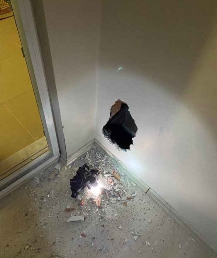 Baca deliğine düşen kedi kurtarıldı