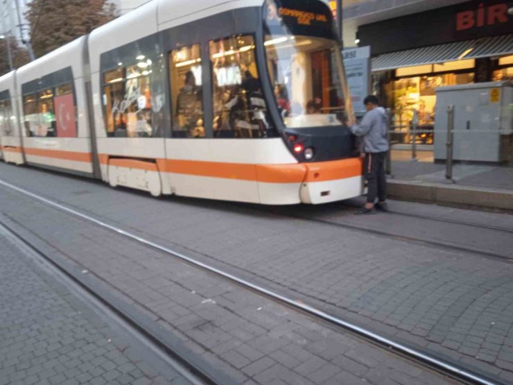 Eskişehir’de bir çocuğun tramvaya tutunma çabası hayret ettirdi