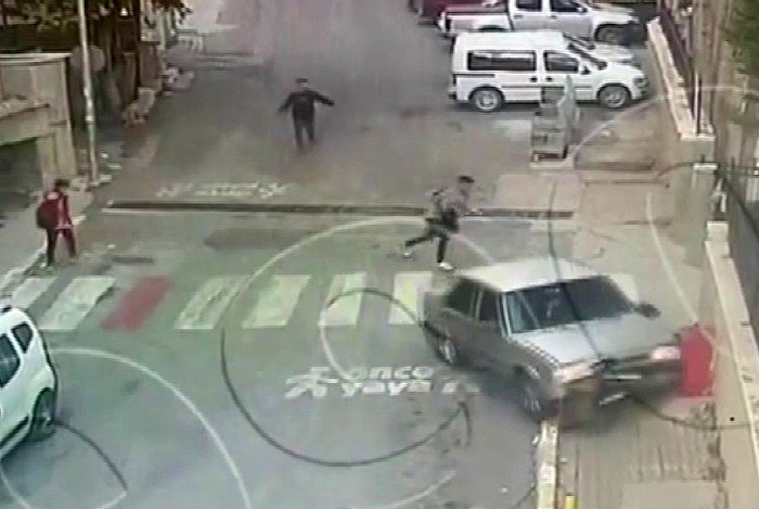 Freni boşalan otomobilin gence çarpma anı kameraya yansıdı