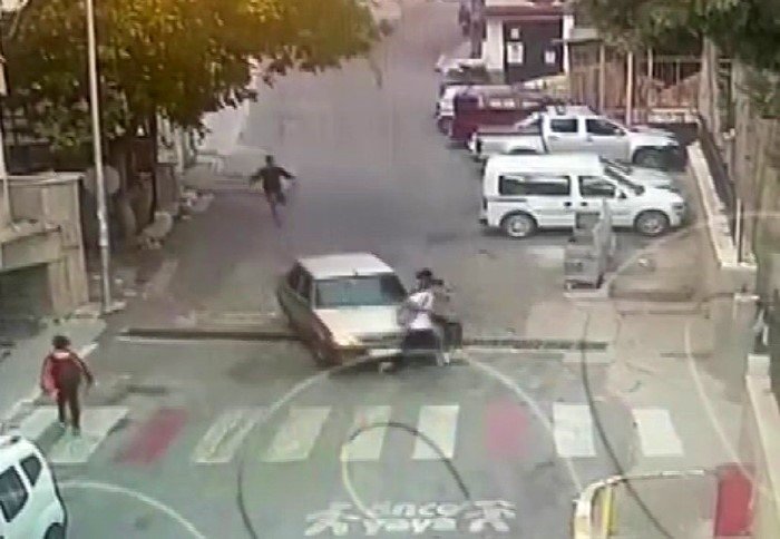 Freni boşalan otomobilin gence çarpma anı kameraya yansıdı