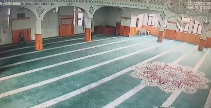 Kayseri’de 5 ayrı camiden hırsızlık yapan şahıs önce kameraya sonra polis yakalandı