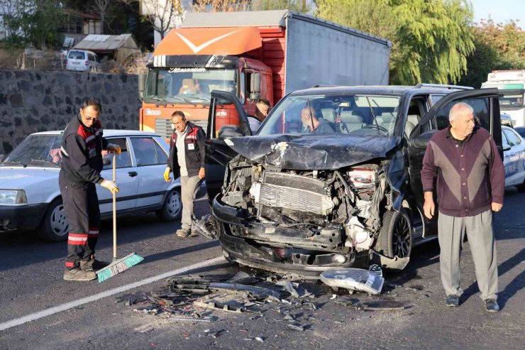 100 metrede 3 kaza: 2 yaralı