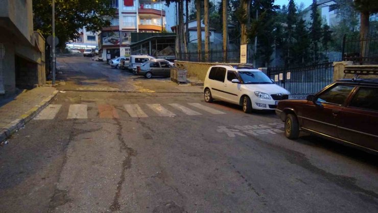 Freni boşalan otomobilin gence çarpma anı kameraya yansıdı