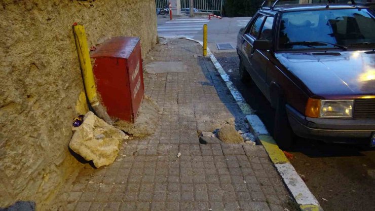 Freni boşalan otomobilin gence çarpma anı kameraya yansıdı