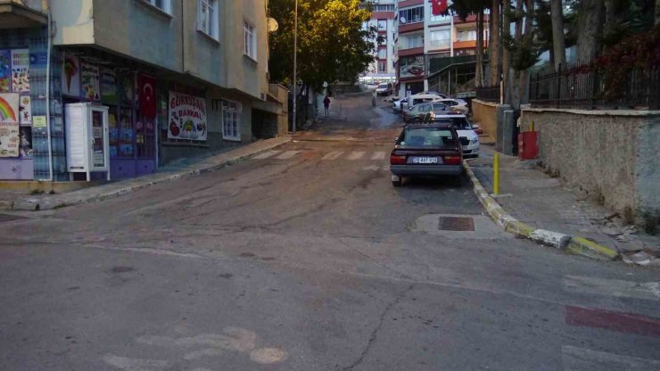 Freni boşalan otomobilin gence çarpma anı kameraya yansıdı