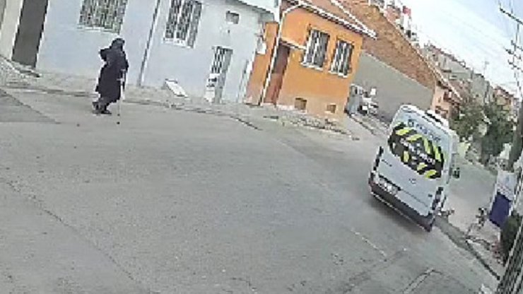 Servis minibüsü yolda duran köpeği ezip kaçtı