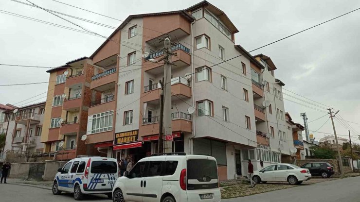 4. kattan düşen 1,5 yaşındaki bebek ağır yaralandı