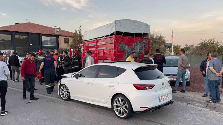 5 aracı hurdaya çeviren kamyonet sürücüsü kayıplara karıştı