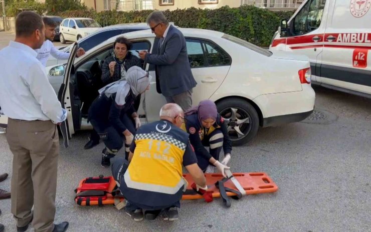 Kazada yaralandı ama çantasını asla bırakmadı
