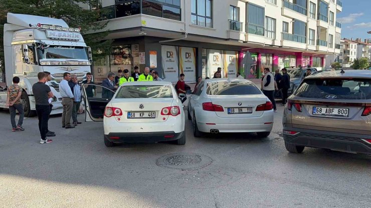 Kazada yaralandı ama çantasını asla bırakmadı