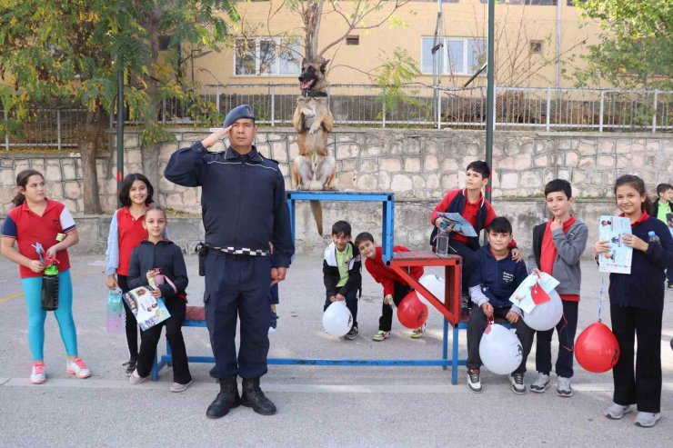 İlk ve ortaokul öğrencileri İl Jandarma Komutanlığı’nda Cumhuriyet Bayramı kutladı